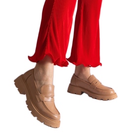 Mocassini da donna beige scuro realizzati in ecopelle