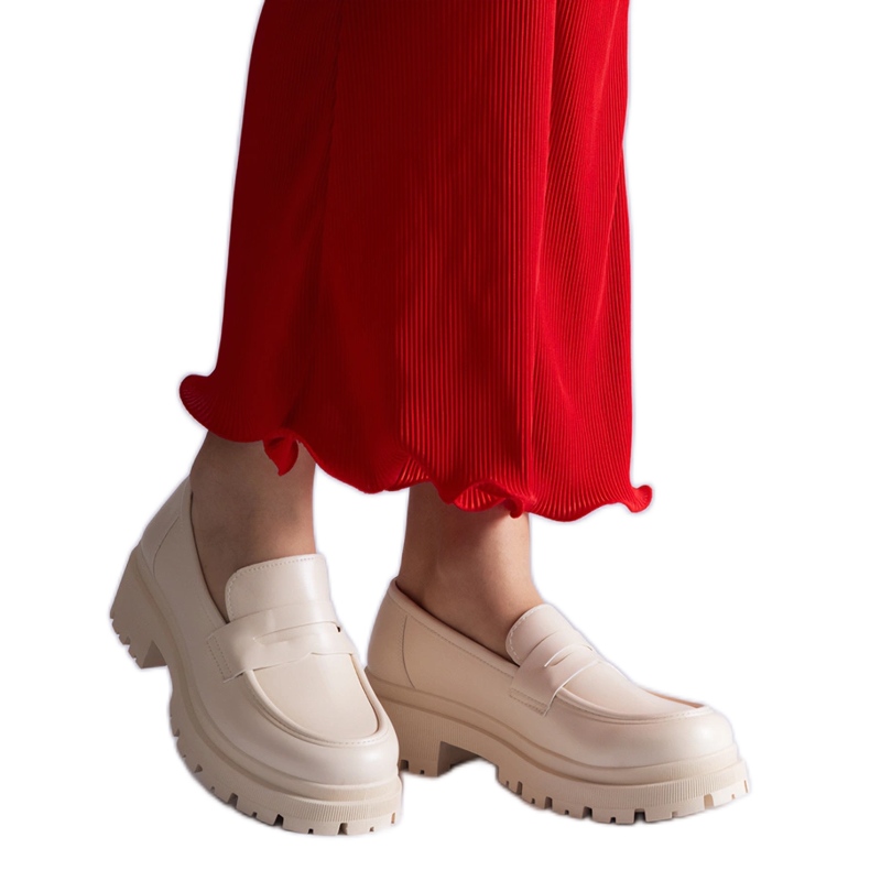 Mocassini da donna beige realizzati in ecopelle