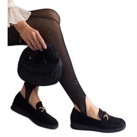 Mocassine femminili nere con ecologgette con una catena nero
