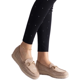 Mocassine femminili beige con ecologgia in pelle scamosciata con una catena
