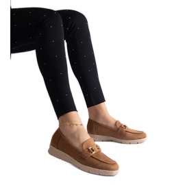 Caramel Mocassine femminili con Eco Suede con una catena marrone
