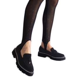 Mocassine nere della pelle in pelle scamosciata con un ornamento nero