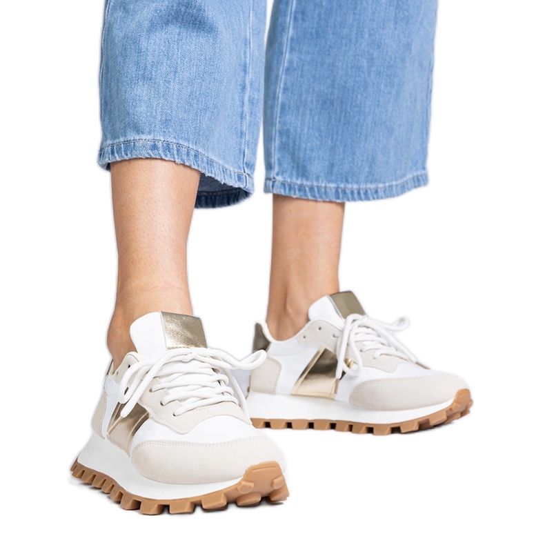 Sneaker beige con protezione visibile