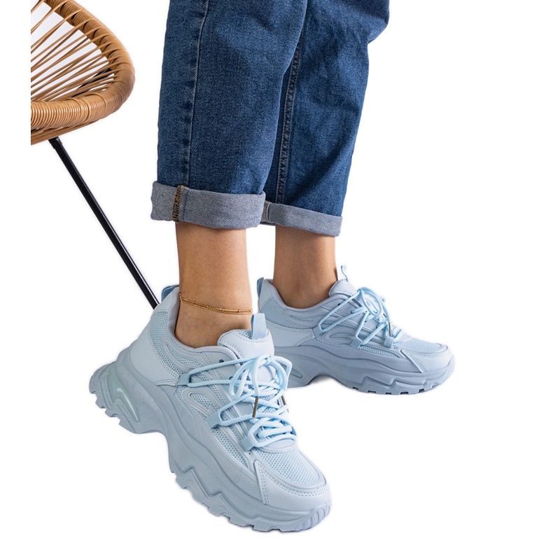 Sneaker sportive blu con suola massiccia