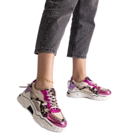 Sneakers rosa decorate con un filo di zirconi