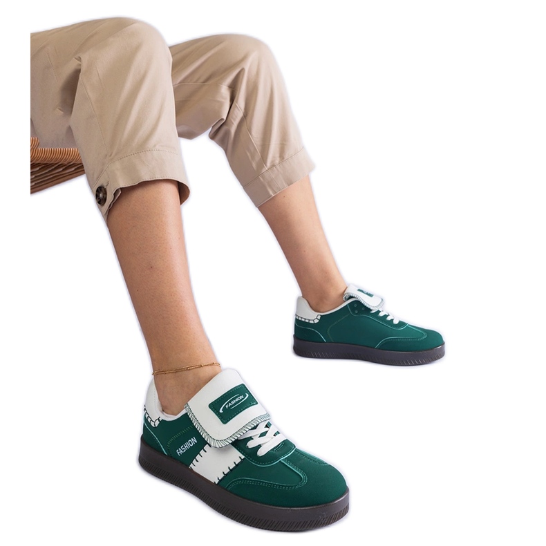 Sneaker verdi sulla piattaforma con cuciture verde