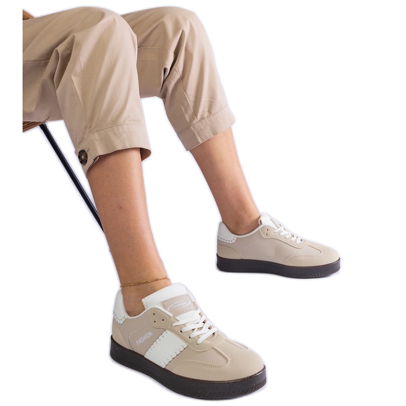 Sneakers beige con plateau e cuciture