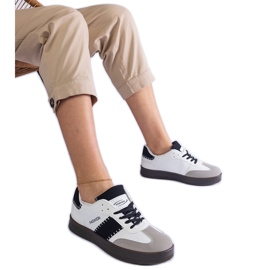 Sneaker bianche sulla piattaforma con cuciture bianco