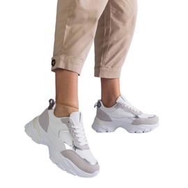 Sneakers bianche su una suola massiccia bianco