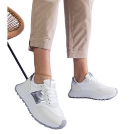 Sneakers bianche sulla piattaforma bianca