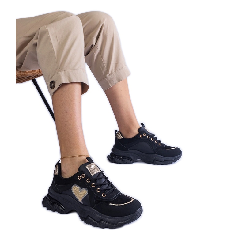 Sneaker nere su una piattaforma di cuore nero