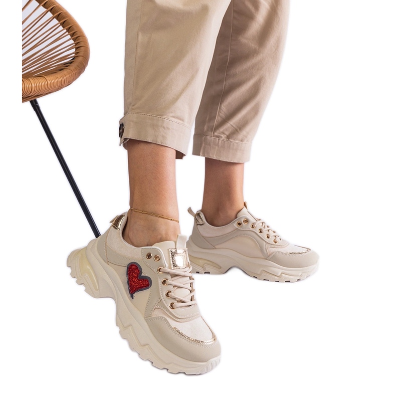 Sneaker beige su una piattaforma cardiaca