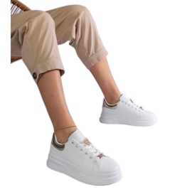 Sneaker bianche sulla piattaforma decorate con una farfalla bianco