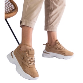 Sneaker di meringa su una suola più spessa beige