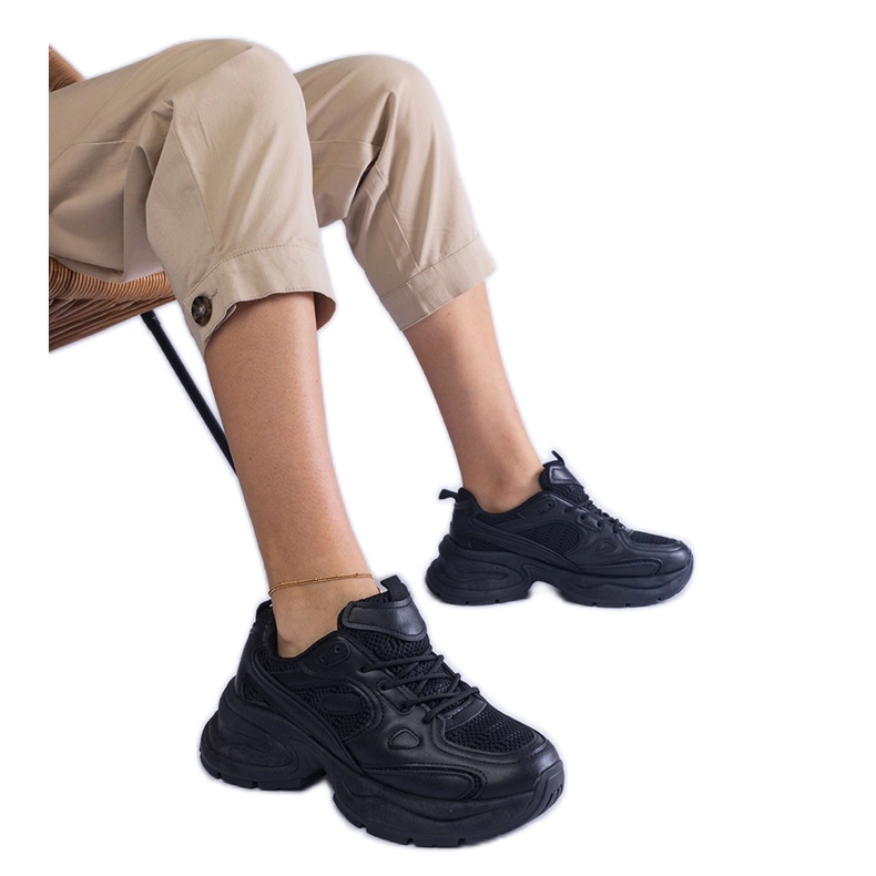 Sneakers nere su una suola massiccia nero