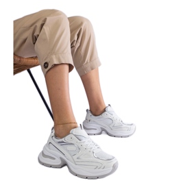 Sneakers bianche su una suola massiccia bianca