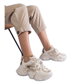 Sneaker sportive da donna beige su una suola enorme