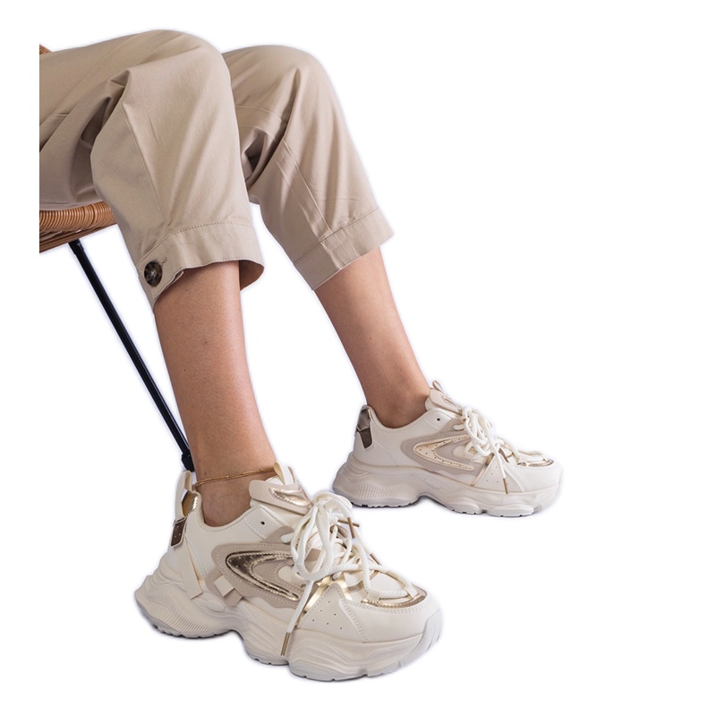 Sneaker sportive da donna beige su una suola enorme