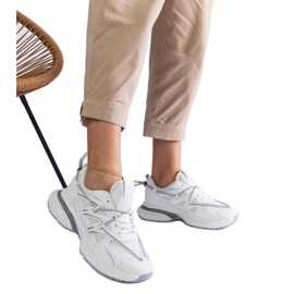 Sneaker da donna bianca su una suola enorme bianco