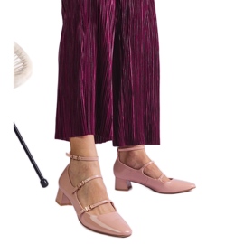 Le pompe beige verniciate con una cintura