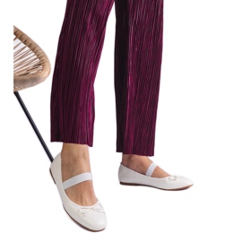 Ballerine bianche con una fascia elastica e un arco decorativo bianco