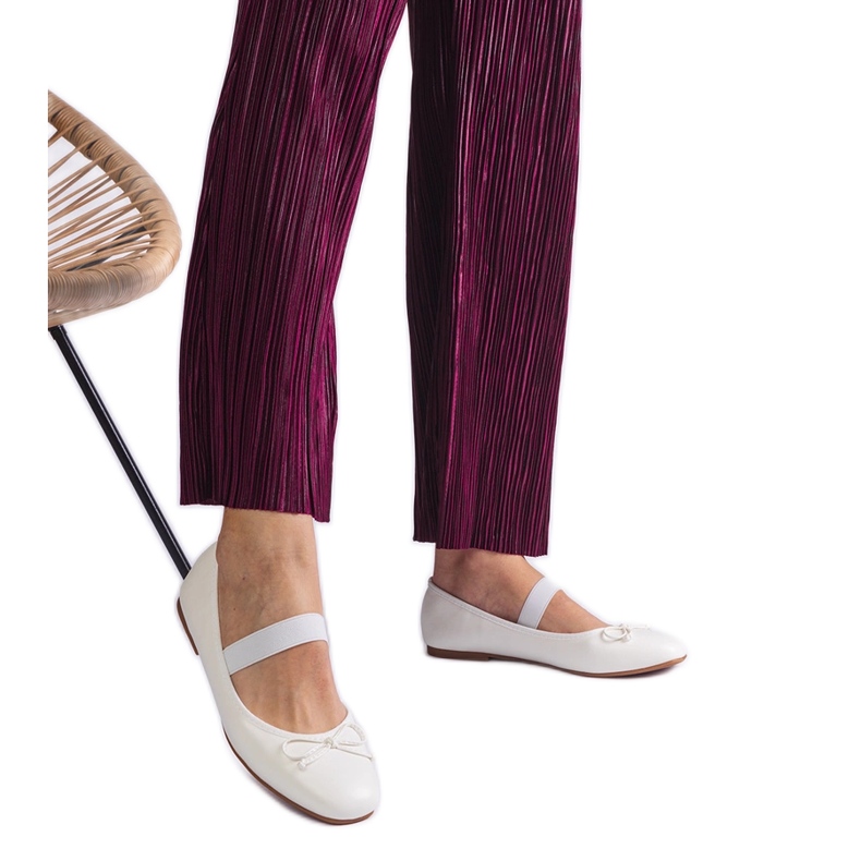 Ballerine bianche con una fascia elastica e un arco decorativo bianca