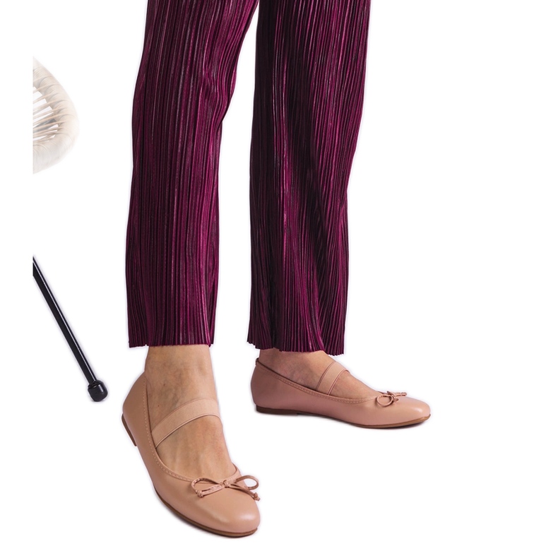Ballerine beige con una fascia elastica e un arco decorativo
