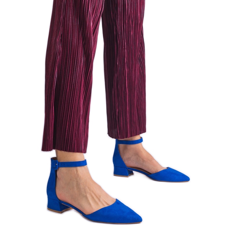 Sandali blu su un post basso