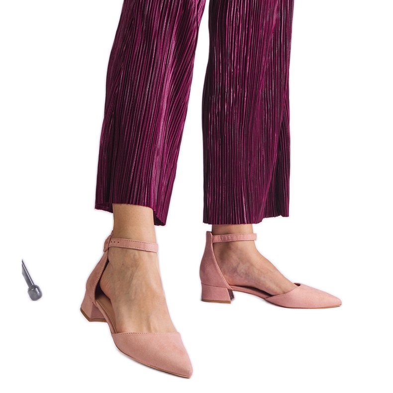 Sandali rosa chiaro su un post basso