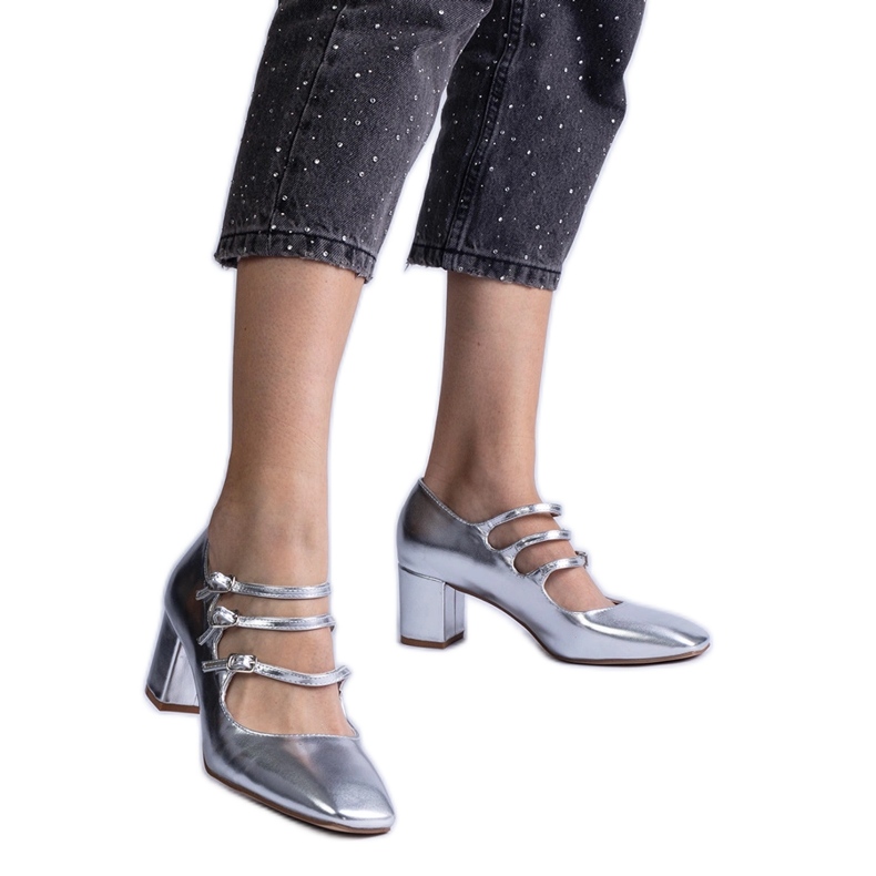 Pompe d'argento su un post con fibbie metalliche decorative
