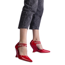Pompe rosse verniciate al cuneo con fibbie rosso