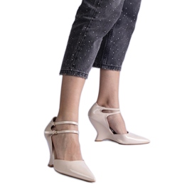 Beige pompe verniciate sul cuneo con fibbie