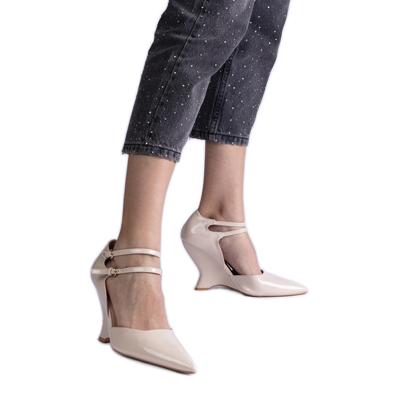 Beige pompe verniciate sul cuneo con fibbie