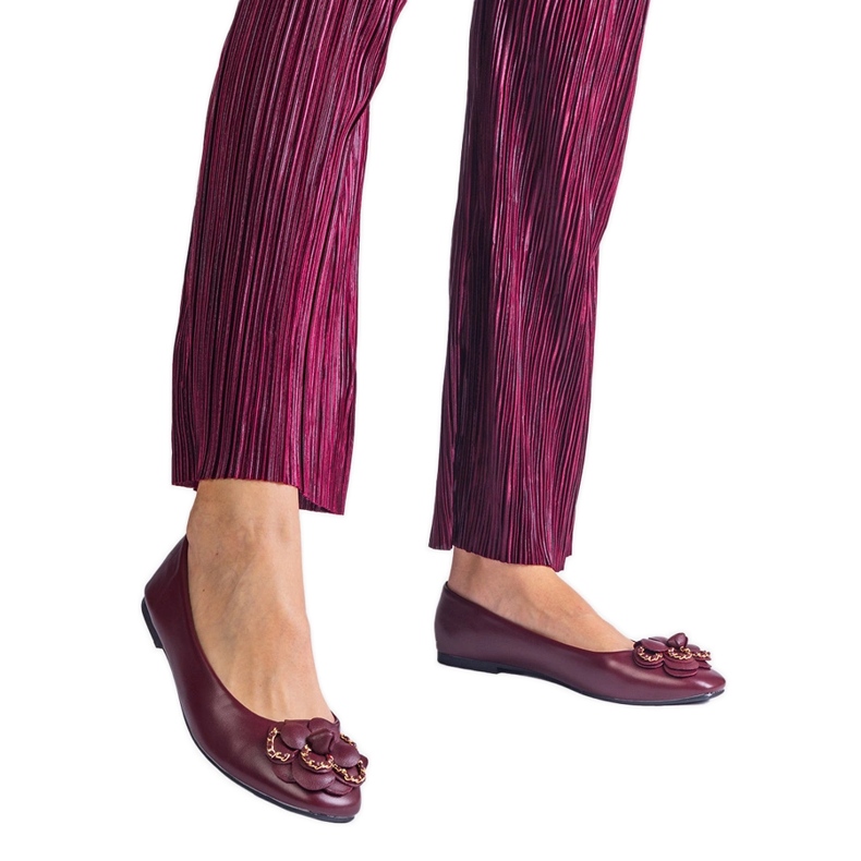 Ballerine bordeautiche decorate con un fiore rosso