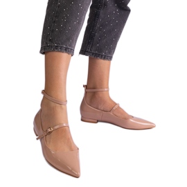 Beige pompe verniciate con tacchi piatti con fibbie beige