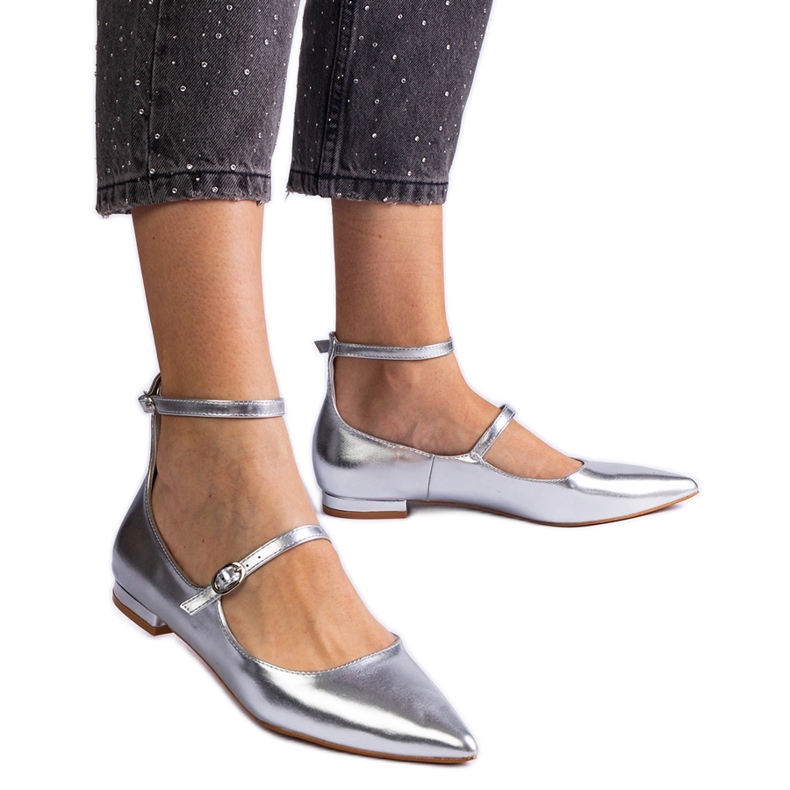 Tacchi piatti d'argento con fibbie metalliche