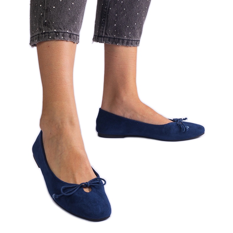 Balerina blu navy con un arco decorativo