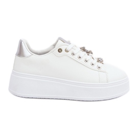 Sneaker in pelle ecota con spille bianche e argento bianco