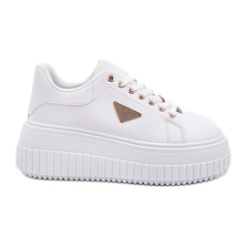 Sneaker eleganti su un'enorme piattaforma bianca