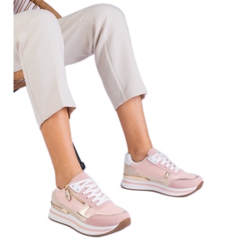 Sneaker sport rosa sulla piattaforma con un inserimento dorato