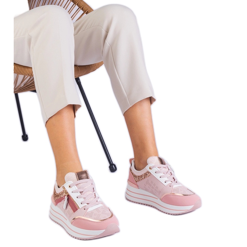 Sneaker sportive rosa sulla piattaforma decorate con glitter