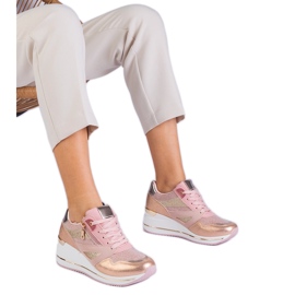 Sneaker sport rosa sulla piattaforma decorate con glitter e un inserto metallico