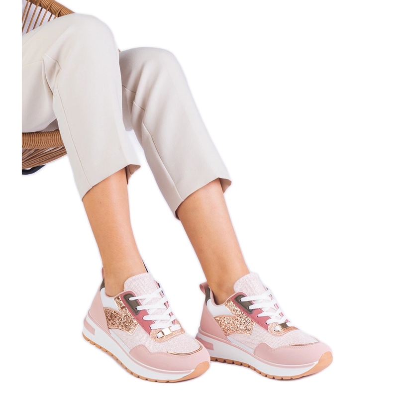 Sneaker rosa sulla piattaforma decorate con glitter