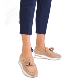 Mocassini da donna beige sulla piattaforma con frange