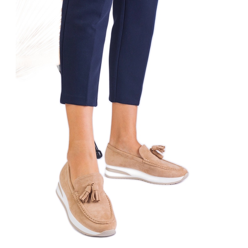 Mocassini da donna beige sulla piattaforma con frange
