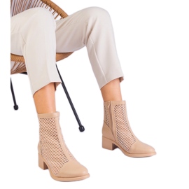 Stivali a maglie beige sul post