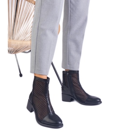 Stivali a maglie nere sul post beige