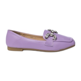 Mocassine femminili con un ornamento viola