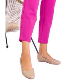 Beige ballerinas su un cuneo nascosto di eco -leather