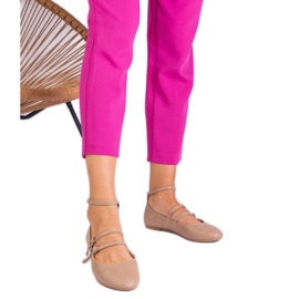 Ballerine beige fatte di ecologio con fibbie